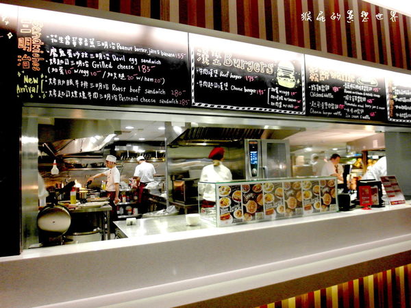 【台北松山】Queens Cuisine皇后美食館！炸雞配鬆餅的全新組合！ @猴屁的異想世界