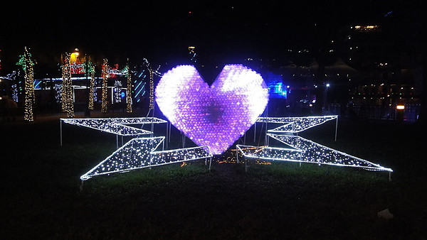 【板橋遊記】新北市政府夢幻聖誕城！耶誕樹點燈倒數一天！