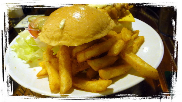 Aniki Burger阿尼基美式餐館｜台北東區十強霸主，坐在彈珠檯上吃飯好有趣 @猴屁的異想世界