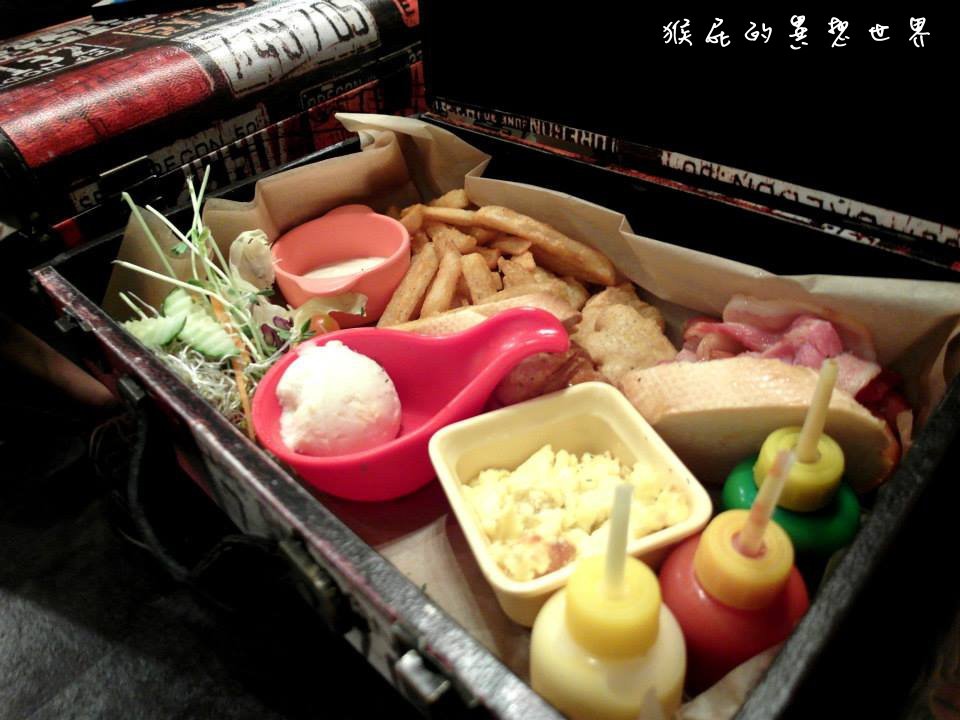 TankQ Cafe & Bar|台北早午餐推薦,超大份量行李箱早午餐,復仇者、小小兵迷必吃 @猴屁的異想世界 【台北松江南京】來TankQ就是要吃行李箱早午餐不然要幹嘛!朝聖超大份量創意早午餐TankQ Cafe & Bar!復仇者&小小兵迷必吃美食!台北早午餐推薦!