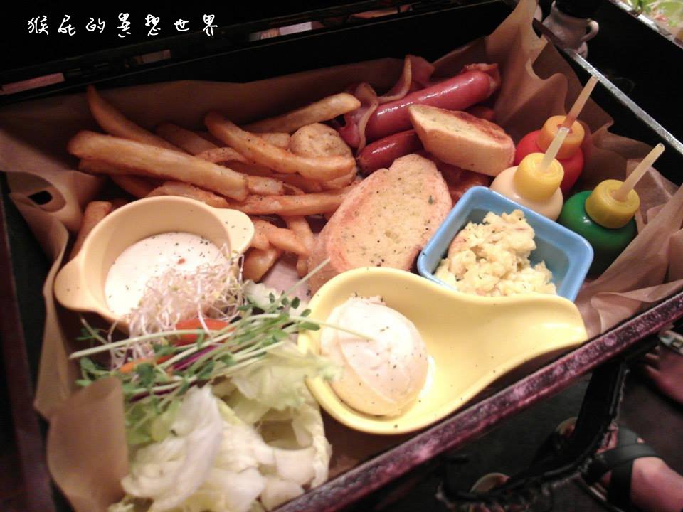 TankQ Cafe & Bar|台北早午餐推薦,超大份量行李箱早午餐,復仇者、小小兵迷必吃 @猴屁的異想世界 TankQ Cafe & Bar|台北早午餐推薦,超大份量行李箱早午餐,復仇者、小小兵迷必吃 @猴屁的異想世界