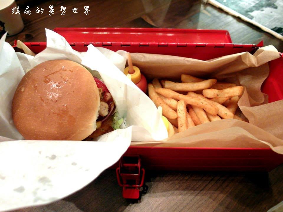 TankQ Cafe & Bar|台北早午餐推薦,超大份量行李箱早午餐,復仇者、小小兵迷必吃 @猴屁的異想世界 TankQ Cafe & Bar|台北早午餐推薦,超大份量行李箱早午餐,復仇者、小小兵迷必吃 @猴屁的異想世界