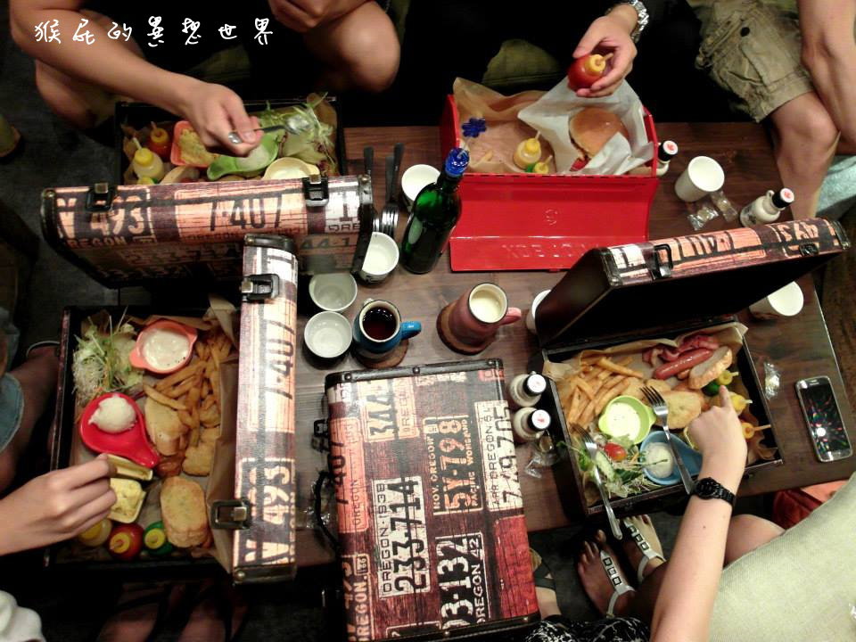 TankQ Cafe & Bar|台北早午餐推薦,超大份量行李箱早午餐,復仇者、小小兵迷必吃 @猴屁的異想世界 TankQ Cafe & Bar|台北早午餐推薦,超大份量行李箱早午餐,復仇者、小小兵迷必吃 @猴屁的異想世界