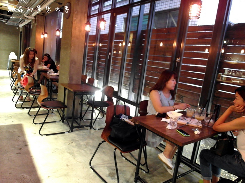 Cafe Muah|台中美食推薦,創意塗鴉美味鬆餅,工業風咖啡廳,環境優不限時 @猴屁的異想世界 Cafe Muah|台中美食推薦,創意塗鴉美味鬆餅,工業風咖啡廳,環境優不限時 @猴屁的異想世界