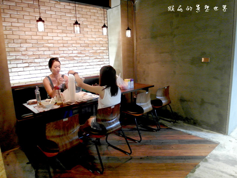 Cafe Muah|台中美食推薦,創意塗鴉美味鬆餅,工業風咖啡廳,環境優不限時 @猴屁的異想世界 Cafe Muah|台中美食推薦,創意塗鴉美味鬆餅,工業風咖啡廳,環境優不限時 @猴屁的異想世界