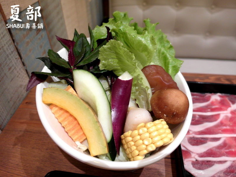 夏部SHABU壽喜鍋吃到飽|懷舊復古風壽喜燒,還有泡菜鍋、牛奶鍋、麻辣鍋等多種選擇 @猴屁的異想世界 夏部SHABU壽喜鍋吃到飽|懷舊復古風壽喜燒,還有泡菜鍋、牛奶鍋、麻辣鍋等多種選擇 @猴屁的異想世界
