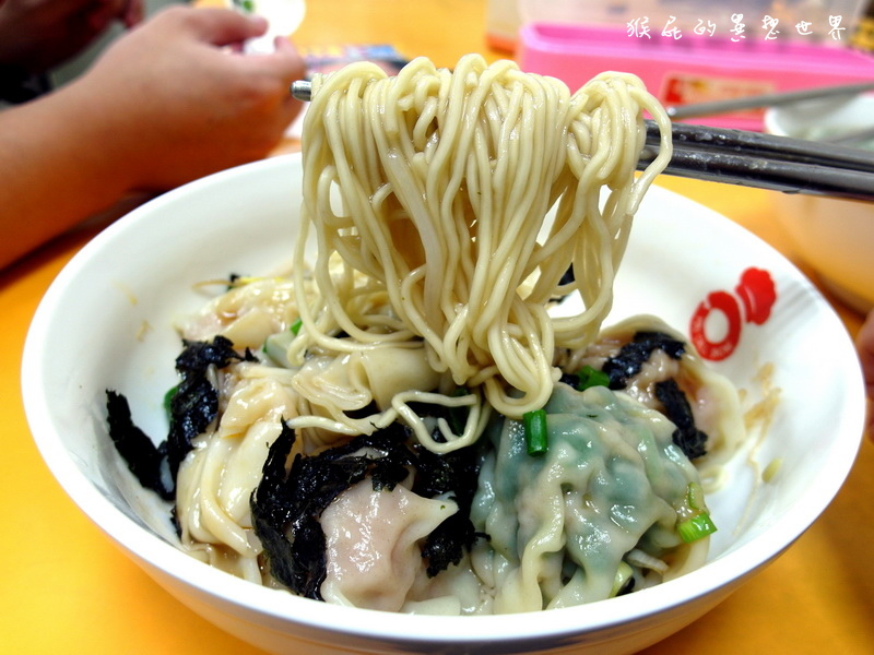 玉口香扁食園|三重龍門路上超好吃扁食,紅油炒手麵和扁食湯料多實在 @猴屁的異想世界 玉口香扁食園|三重龍門路上超好吃扁食,紅油炒手麵和扁食湯料多實在 @猴屁的異想世界