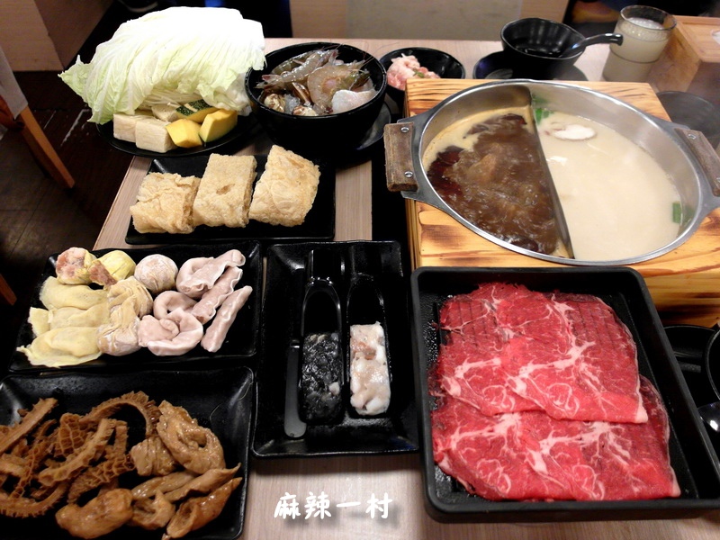 麻辣一村|台北火鍋吃到飽,麻辣鍋牛奶鍋湯頭都很讚,松阪豬跟和牛晚餐假日提供 @猴屁的異想世界 【台北吃到飽】麻辣鍋吃到飽-麻辣一村!捷運中山站美食餐廳!新光三越南西三館8樓!(東區店小贏)
