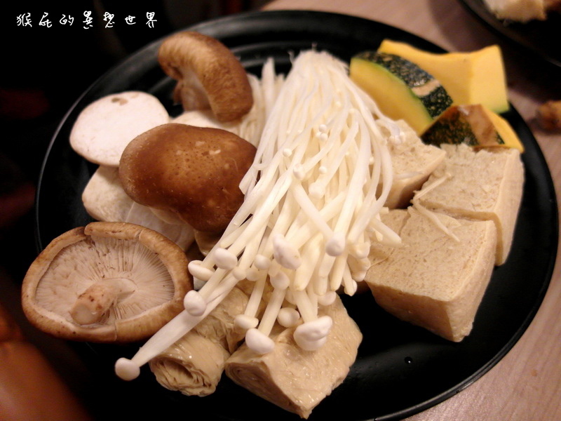 麻辣一村|台北火鍋吃到飽,麻辣鍋牛奶鍋湯頭都很讚,松阪豬跟和牛晚餐假日提供 @猴屁的異想世界 麻辣一村|台北火鍋吃到飽,麻辣鍋牛奶鍋湯頭都很讚,松阪豬跟和牛晚餐假日提供 @猴屁的異想世界