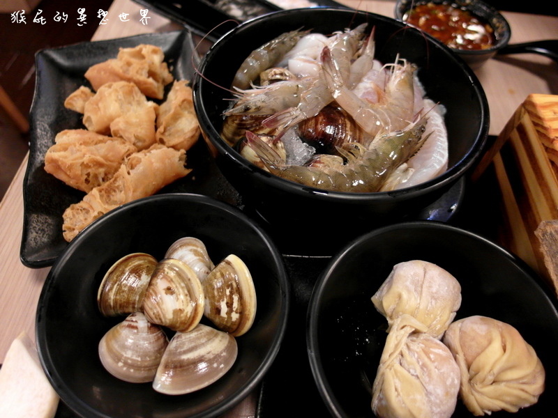 麻辣一村|台北火鍋吃到飽,麻辣鍋牛奶鍋湯頭都很讚,松阪豬跟和牛晚餐假日提供 @猴屁的異想世界 麻辣一村|台北火鍋吃到飽,麻辣鍋牛奶鍋湯頭都很讚,松阪豬跟和牛晚餐假日提供 @猴屁的異想世界