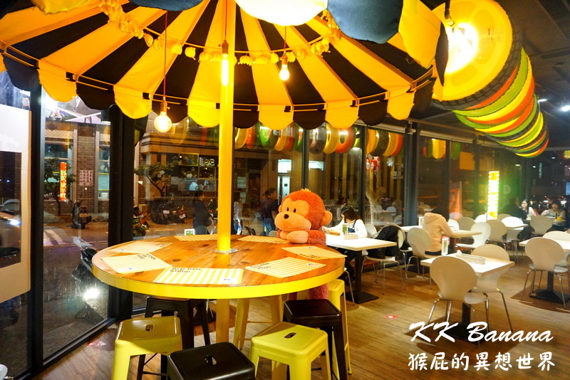 KK BANANA|台中逢甲超可愛小小兵冰沙,有義大利麵、燉飯、鬆餅,寵物友善餐廳 @猴屁的異想世界 KK BANANA|台中逢甲超可愛小小兵冰沙,有義大利麵、燉飯、鬆餅,寵物友善餐廳 @猴屁的異想世界