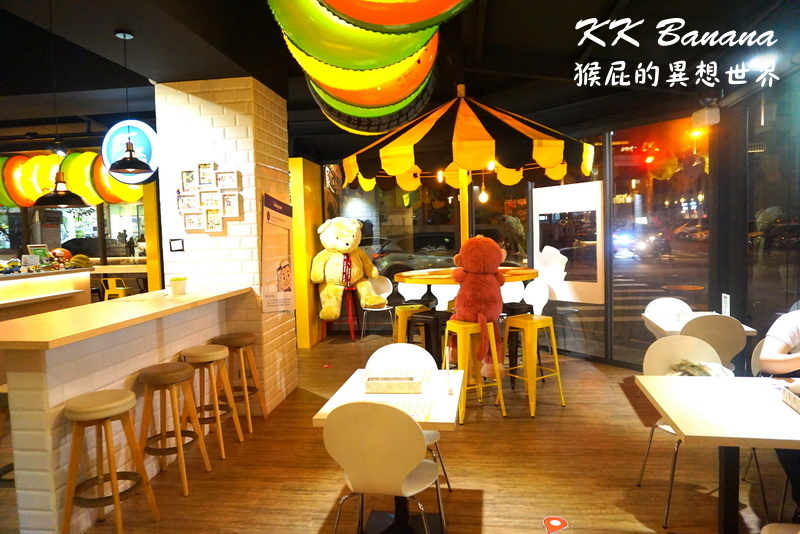 KK BANANA|台中逢甲超可愛小小兵冰沙,有義大利麵、燉飯、鬆餅,寵物友善餐廳 @猴屁的異想世界 KK BANANA|台中逢甲超可愛小小兵冰沙,有義大利麵、燉飯、鬆餅,寵物友善餐廳 @猴屁的異想世界