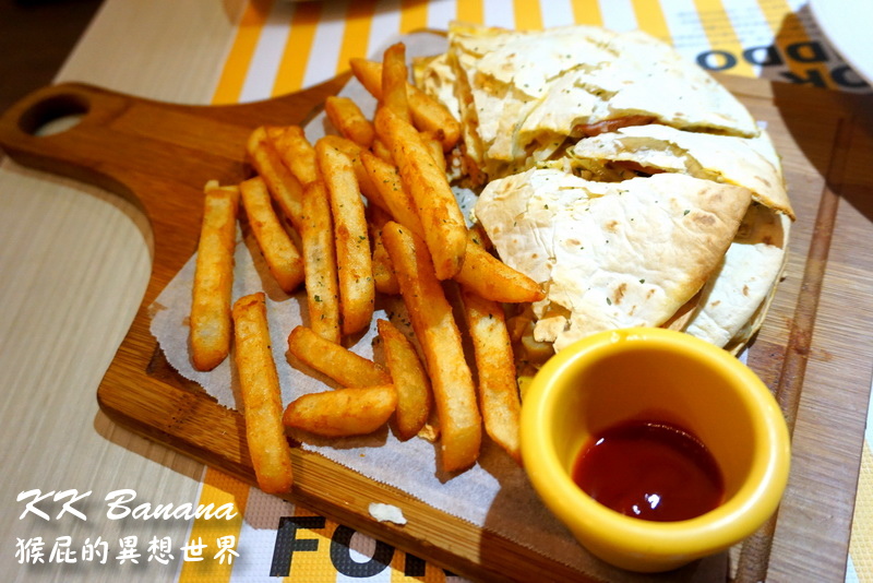 KK BANANA|台中逢甲超可愛小小兵冰沙,有義大利麵、燉飯、鬆餅,寵物友善餐廳 @猴屁的異想世界 KK BANANA|台中逢甲超可愛小小兵冰沙,有義大利麵、燉飯、鬆餅,寵物友善餐廳 @猴屁的異想世界