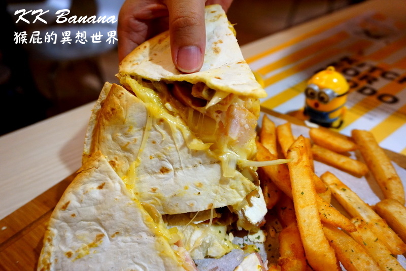 KK BANANA|台中逢甲超可愛小小兵冰沙,有義大利麵、燉飯、鬆餅,寵物友善餐廳 @猴屁的異想世界 KK BANANA|台中逢甲超可愛小小兵冰沙,有義大利麵、燉飯、鬆餅,寵物友善餐廳 @猴屁的異想世界