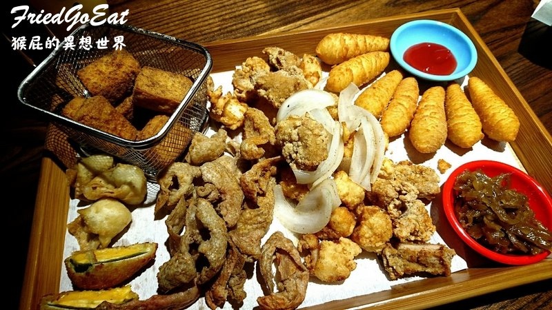 炸去啃時尚鹹酥雞店|三重炸物推薦,店內有遊戲飛鏢機及插座,朋友聚會聊天的好地方 @猴屁的異想世界 【新北三重】台北第一間炸去啃時尚鹹酥雞店!在店內吃鹽酥雞好酷!內有遊戲飛鏢機及插座!朋友聚會聊天的好地方!三重美食、三重餐廳!