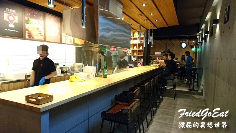 炸去啃時尚鹹酥雞店|三重炸物推薦,店內有遊戲飛鏢機及插座,朋友聚會聊天的好地方 @猴屁的異想世界 炸去啃時尚鹹酥雞店|三重炸物推薦,店內有遊戲飛鏢機及插座,朋友聚會聊天的好地方 @猴屁的異想世界