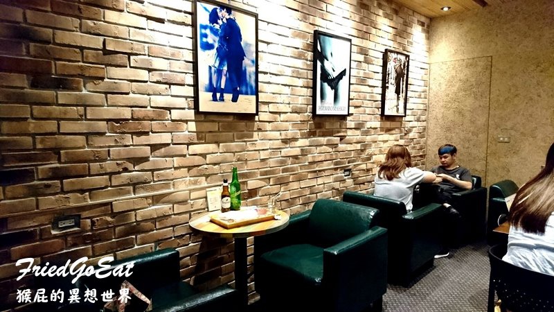 炸去啃時尚鹹酥雞店|三重炸物推薦,店內有遊戲飛鏢機及插座,朋友聚會聊天的好地方 @猴屁的異想世界 炸去啃時尚鹹酥雞店|三重炸物推薦,店內有遊戲飛鏢機及插座,朋友聚會聊天的好地方 @猴屁的異想世界