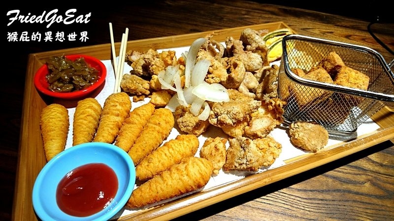 炸去啃時尚鹹酥雞店|三重炸物推薦,店內有遊戲飛鏢機及插座,朋友聚會聊天的好地方 @猴屁的異想世界 炸去啃時尚鹹酥雞店|三重炸物推薦,店內有遊戲飛鏢機及插座,朋友聚會聊天的好地方 @猴屁的異想世界