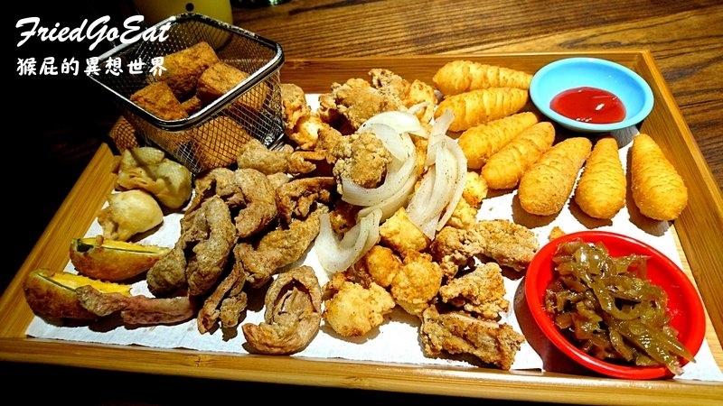 炸去啃時尚鹹酥雞店|三重炸物推薦,店內有遊戲飛鏢機及插座,朋友聚會聊天的好地方 @猴屁的異想世界 炸去啃時尚鹹酥雞店|三重炸物推薦,店內有遊戲飛鏢機及插座,朋友聚會聊天的好地方 @猴屁的異想世界