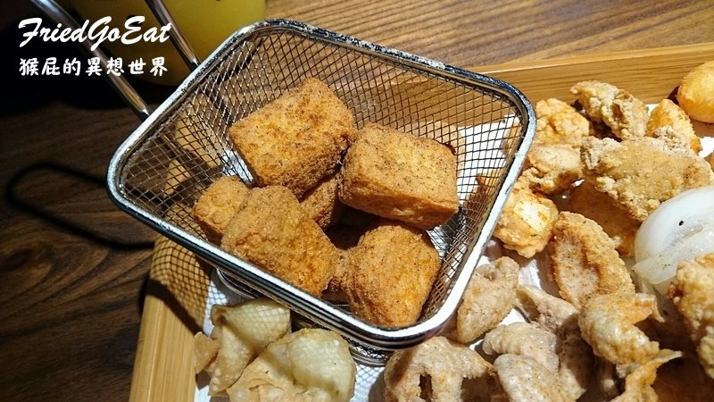 炸去啃時尚鹹酥雞店|三重炸物推薦,店內有遊戲飛鏢機及插座,朋友聚會聊天的好地方 @猴屁的異想世界 炸去啃時尚鹹酥雞店|三重炸物推薦,店內有遊戲飛鏢機及插座,朋友聚會聊天的好地方 @猴屁的異想世界