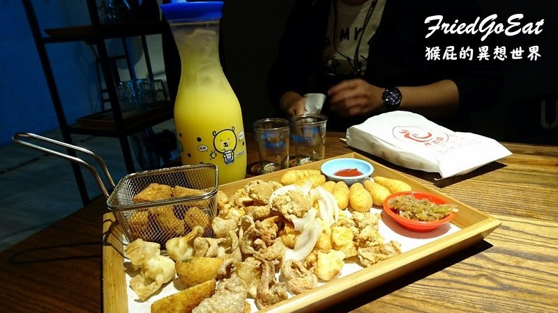 炸去啃時尚鹹酥雞店|三重炸物推薦,店內有遊戲飛鏢機及插座,朋友聚會聊天的好地方 @猴屁的異想世界 炸去啃時尚鹹酥雞店|三重炸物推薦,店內有遊戲飛鏢機及插座,朋友聚會聊天的好地方 @猴屁的異想世界