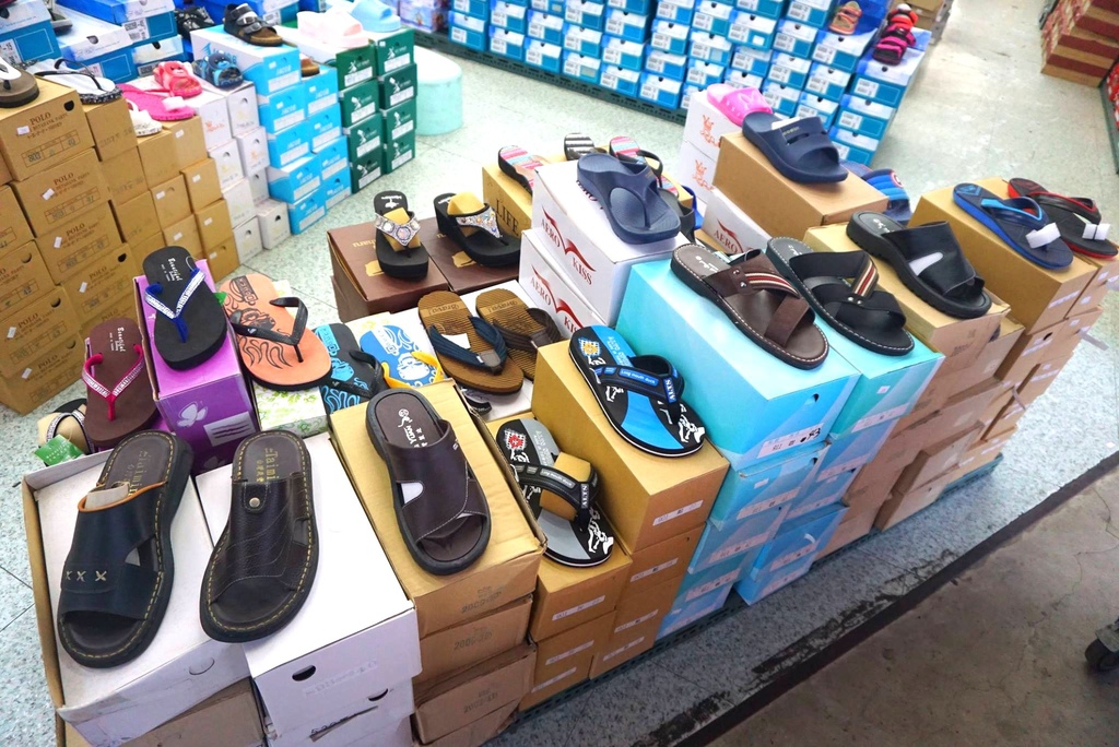 555鞋量販店|台中鞋子特賣會,名牌鞋年終特賣全面3折起,Nike、Adidas等名牌鞋出清 @猴屁的異想世界 555鞋量販店|台中鞋子特賣會,名牌鞋年終特賣全面3折起,Nike、Adidas等名牌鞋出清 @猴屁的異想世界