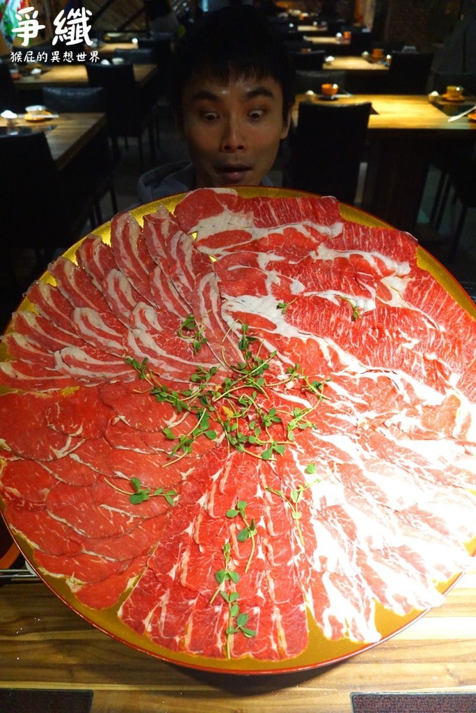 爭纖涮涮鍋|西門町火鍋推薦,40盎司頂級雙人超牛鍋肉盤超大超浮誇,有包廂適合聚餐 @猴屁的異想世界 爭纖涮涮鍋|西門町火鍋推薦,40盎司頂級雙人超牛鍋肉盤超大超浮誇,有包廂適合聚餐 @猴屁的異想世界