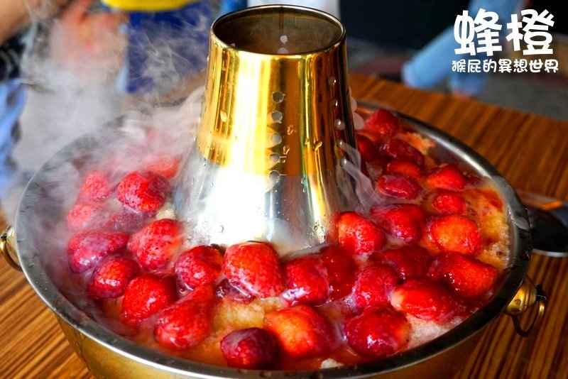 蜂橙複合式餐飲|朝聖台南傳說中的草莓火鍋,超狂草莓火山冰,台南IG打卡美食 @猴屁的異想世界 蜂橙複合式餐飲|朝聖台南傳說中的草莓火鍋,超狂草莓火山冰,台南IG打卡美食 @猴屁的異想世界