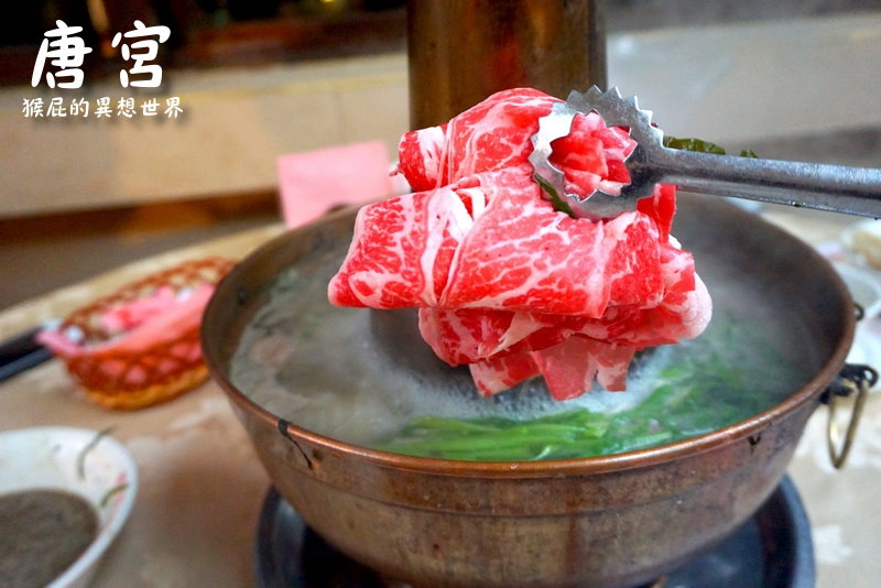 唐宮蒙古烤肉|台北吃到飽推薦,主打蒙古烤肉跟酸菜白肉鍋吃到飽,夾燒餅吃更好吃 @猴屁的異想世界 【台北吃到飽】唐宮蒙古烤肉涮羊肉&酸菜白肉鍋餐廳!主打蒙古烤肉跟酸菜白肉鍋吃到飽!肉質還不錯,價位略高!平日中午比較划算!(近捷運行天宮站)