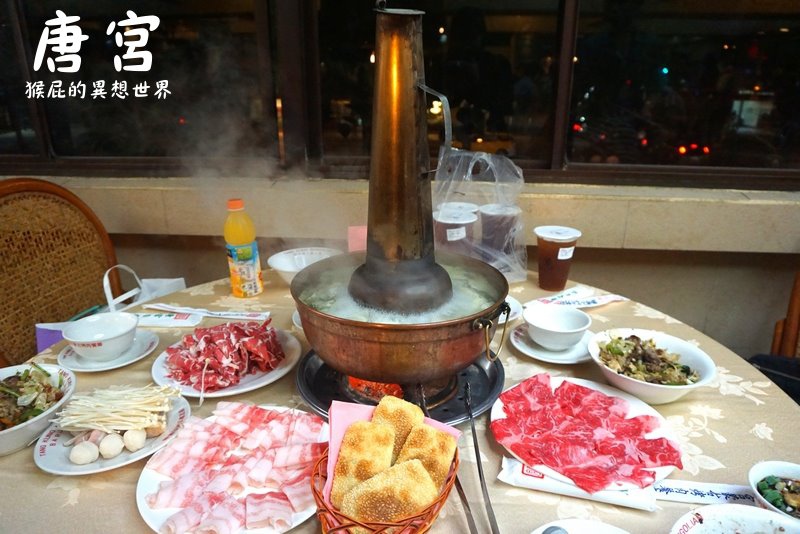 唐宮蒙古烤肉|台北吃到飽推薦,主打蒙古烤肉跟酸菜白肉鍋吃到飽,夾燒餅吃更好吃 @猴屁的異想世界 唐宮蒙古烤肉|台北吃到飽推薦,主打蒙古烤肉跟酸菜白肉鍋吃到飽,夾燒餅吃更好吃 @猴屁的異想世界