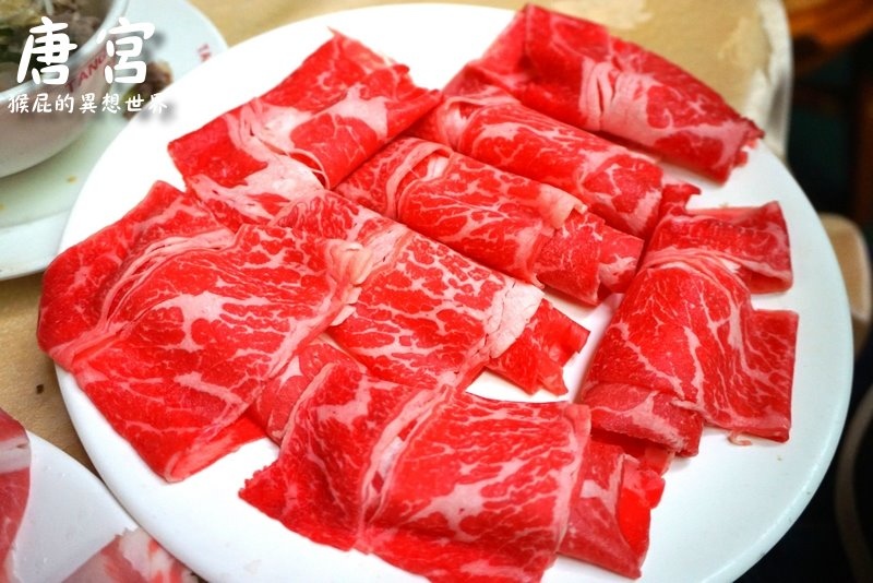 唐宮蒙古烤肉|台北吃到飽推薦,主打蒙古烤肉跟酸菜白肉鍋吃到飽,夾燒餅吃更好吃 @猴屁的異想世界 唐宮蒙古烤肉|台北吃到飽推薦,主打蒙古烤肉跟酸菜白肉鍋吃到飽,夾燒餅吃更好吃 @猴屁的異想世界