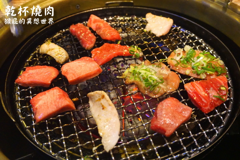 乾杯燒肉 ATT4FUN 店｜台北信義燒肉餐廳，超酷燒肉蛋糕只送不賣，台北慶生聚餐推薦 @猴屁的異想世界