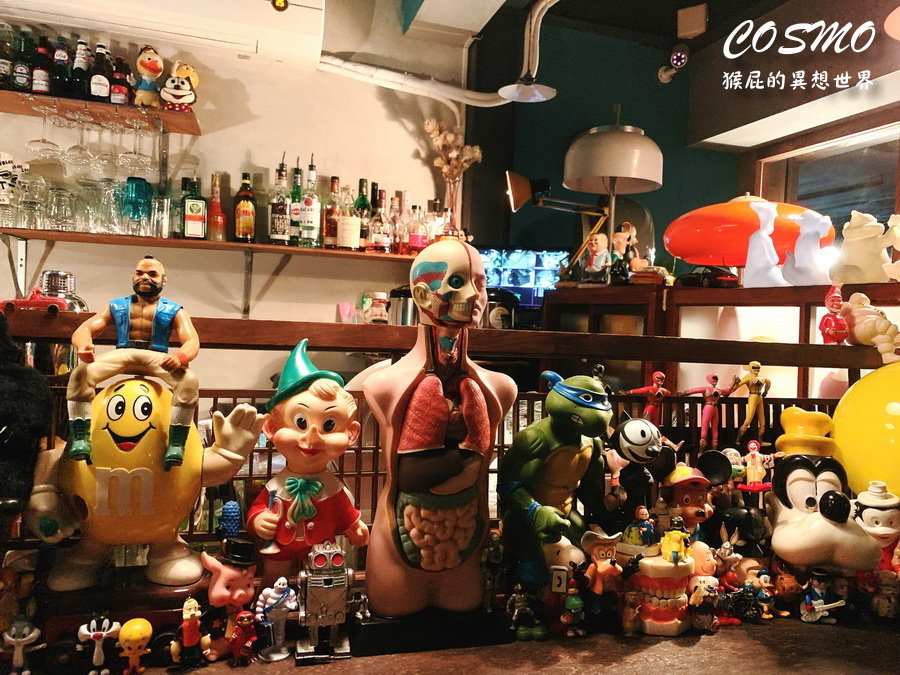 【台中美食】台中神秘的ET外星人主題咖啡廳COSMO飲所！ 裡面有超大隻ET好酷，主打泰式奶茶也很奇妙！平日營業到凌晨兩點，假日營業到凌晨三點！
