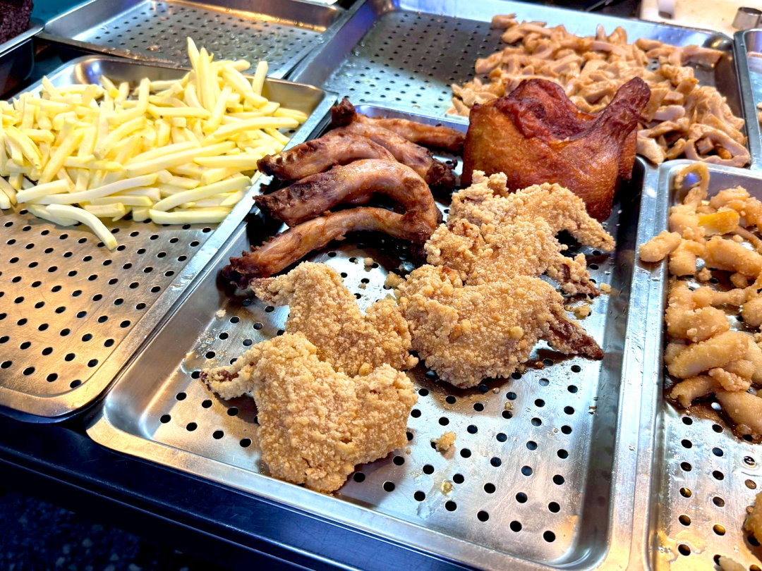 台麗雞排|新莊輔大周邊最強鹹酥雞店,吃了會懷念的有名雞排,必點雞排、魷魚、雞皮 @猴屁的異想世界 台麗雞排|新莊輔大周邊最強鹹酥雞店,吃了會懷念的有名雞排,必點雞排、魷魚、雞皮 @猴屁的異想世界