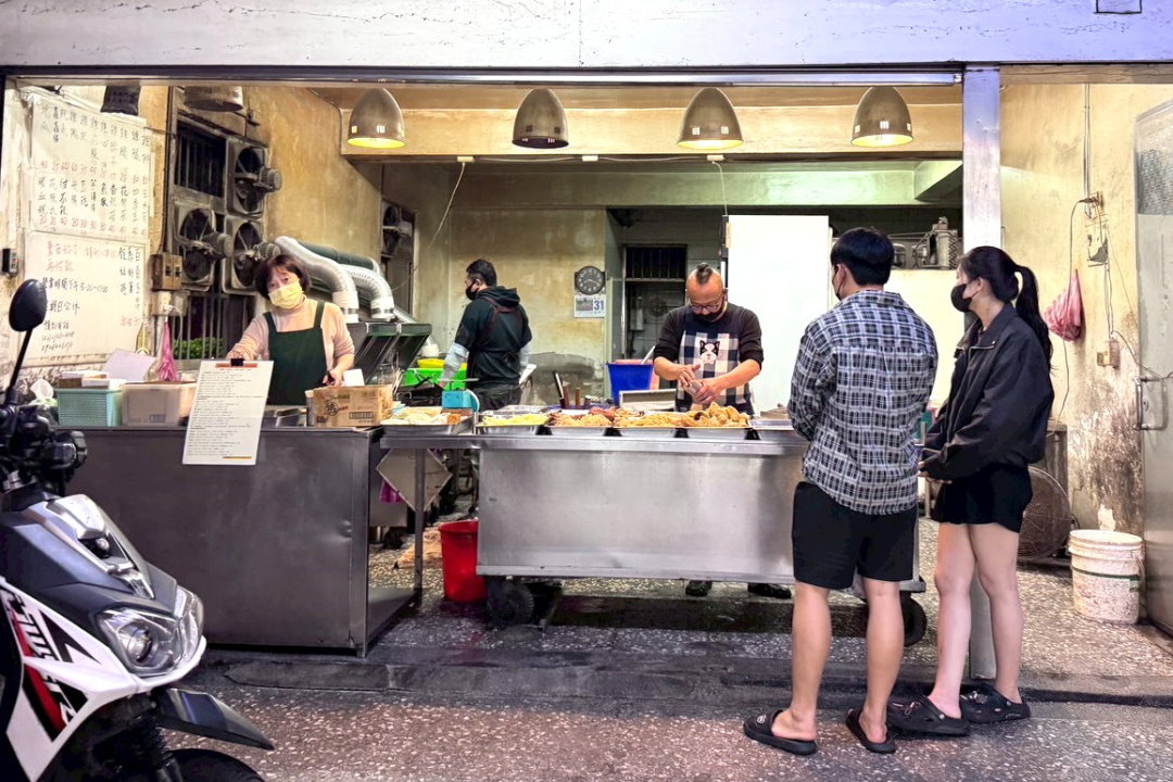 台麗雞排|新莊輔大周邊最強鹹酥雞店,吃了會懷念的有名雞排,必點雞排、魷魚、雞皮 @猴屁的異想世界 台麗雞排|新莊輔大周邊最強鹹酥雞店,吃了會懷念的有名雞排,必點雞排、魷魚、雞皮 @猴屁的異想世界