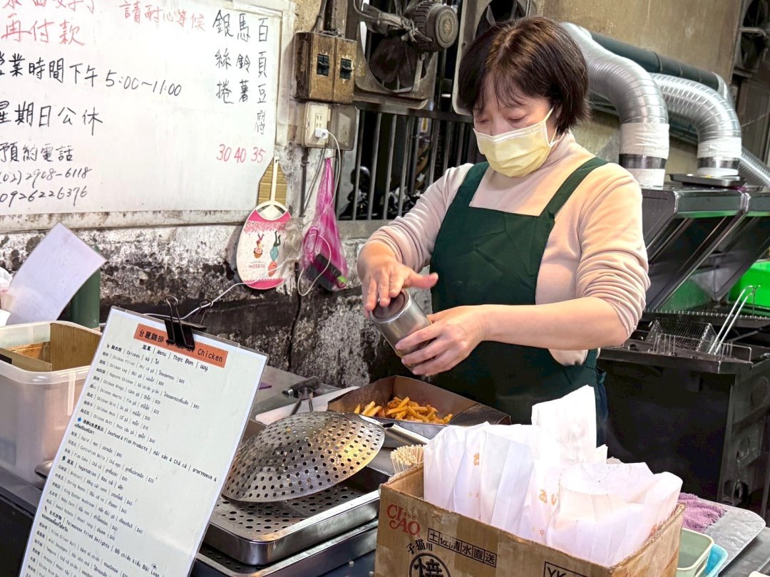 台麗雞排|新莊輔大周邊最強鹹酥雞店,吃了會懷念的有名雞排,必點雞排、魷魚、雞皮 @猴屁的異想世界 台麗雞排|新莊輔大周邊最強鹹酥雞店,吃了會懷念的有名雞排,必點雞排、魷魚、雞皮 @猴屁的異想世界