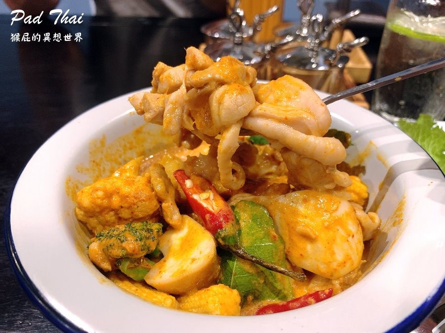 【高雄美食】令人驚豔的平價泰式料理：帕泰Pad Thai，一個人也可以吃泰式料理！大推雞排炒河粉、打拋豬、紅咖哩雞肉飯！ @猴屁的異想世界