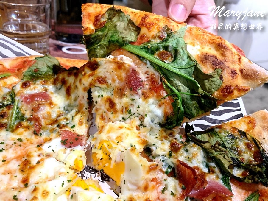 瑪莉珍披薩師大店｜師大有名的披薩專賣店，平價好吃環境優，學生最愛12吋披薩240元起 @猴屁的異想世界