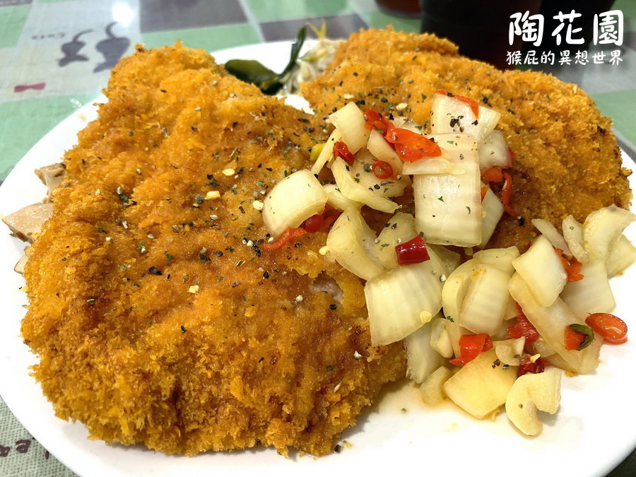 陶花園輔大豬排|傳說中比臉還大的豬排,新莊輔大514巷美食、捷運輔大站美食 @猴屁的異想世界 陶花園輔大豬排|傳說中比臉還大的豬排,新莊輔大514巷美食、捷運輔大站美食 @猴屁的異想世界
