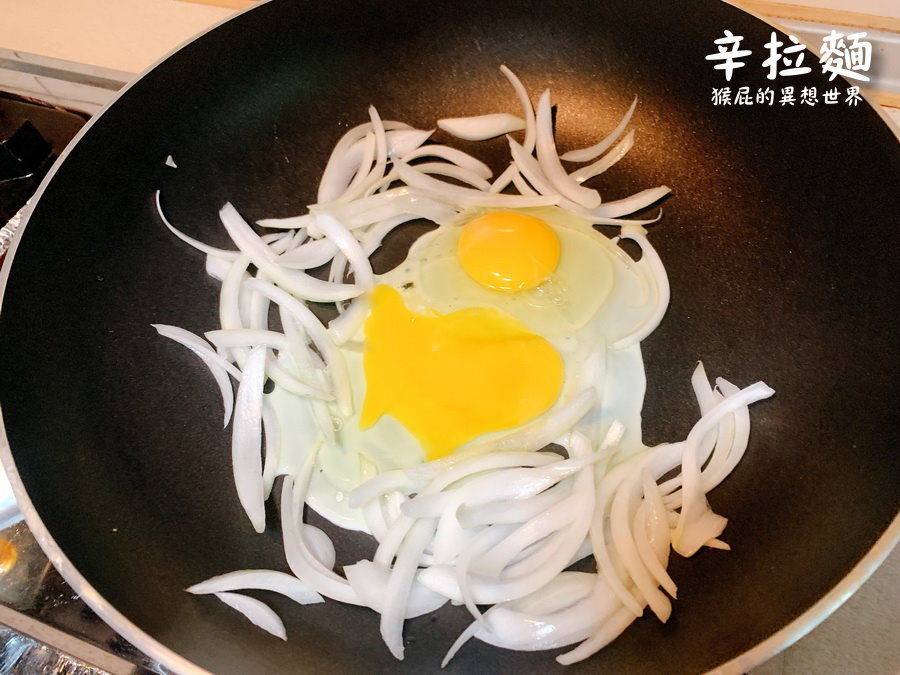 實測辛拉麵炒飯！真的很好吃欸！韓國流行的辛拉麵吃法！辛拉麵炒飯食譜分享！(辛拉麵四種新吃法) @猴屁的異想世界