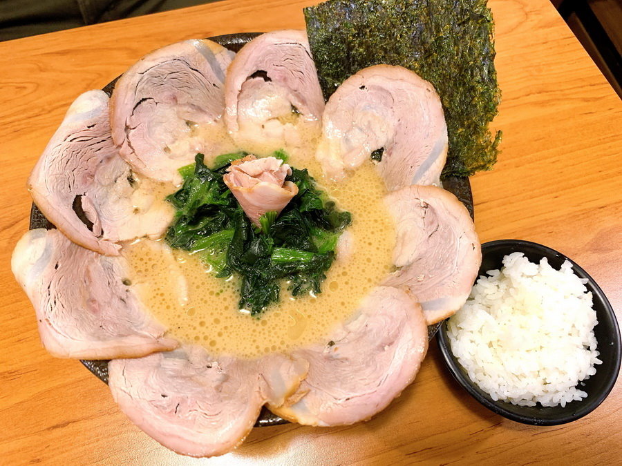 橫浜家系ラーメン拉麵家台中店｜日本人開的道地日本拉麵，飯加到湯裡好吃歐