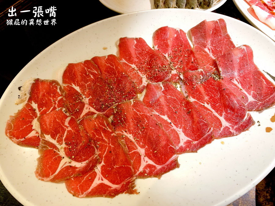 台中出一張嘴燒肉｜蝦子剝好殼超貼心，還有莫凡比冰淇淋、自製蜂蜜冰，一口酥超涮嘴！ @猴屁的異想世界
