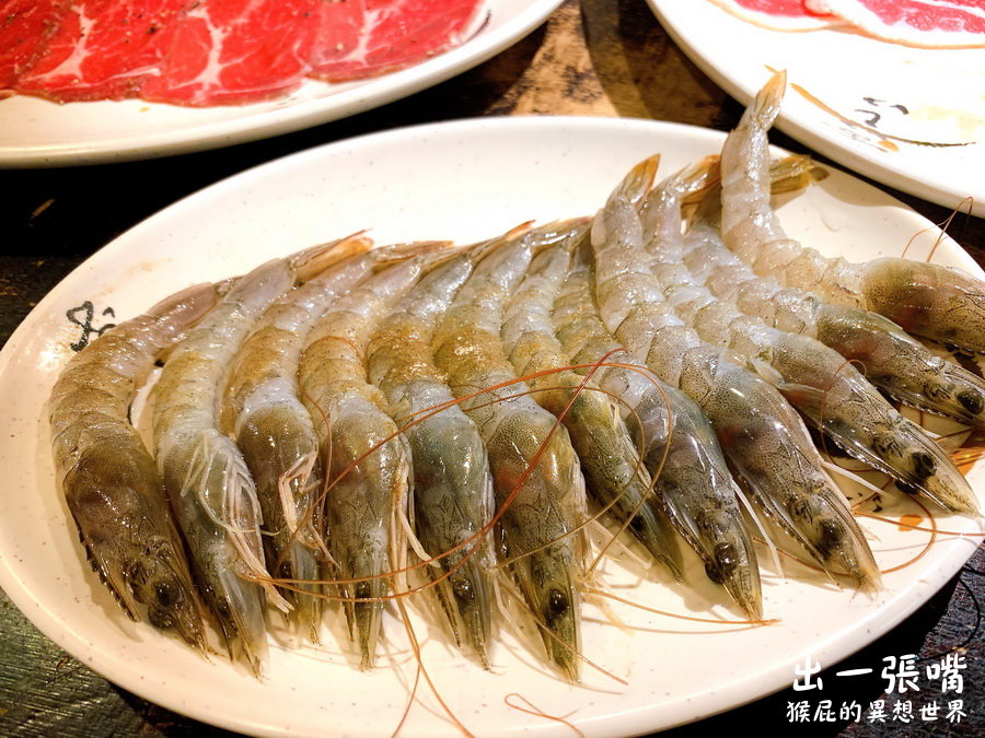 台中出一張嘴燒肉｜蝦子剝好殼超貼心，還有莫凡比冰淇淋、自製蜂蜜冰，一口酥超涮嘴！ @猴屁的異想世界