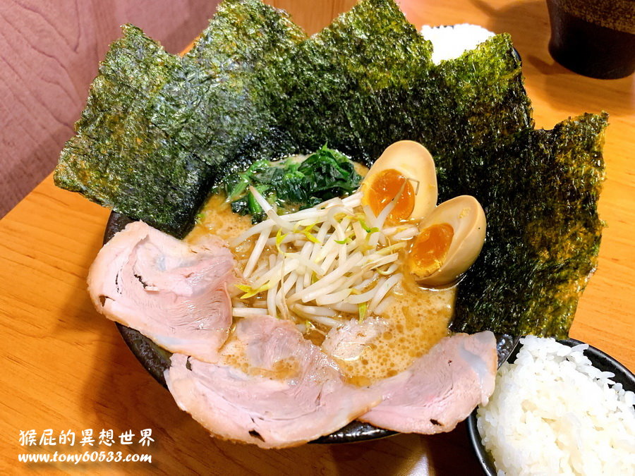 橫浜家系ラーメン拉麵家台中店｜日本人開的道地日本拉麵，飯加到湯裡好吃歐 @猴屁的異想世界