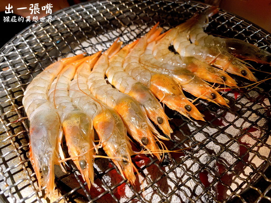 台中出一張嘴燒肉｜蝦子剝好殼超貼心，還有莫凡比冰淇淋、自製蜂蜜冰，一口酥超涮嘴！ @猴屁的異想世界