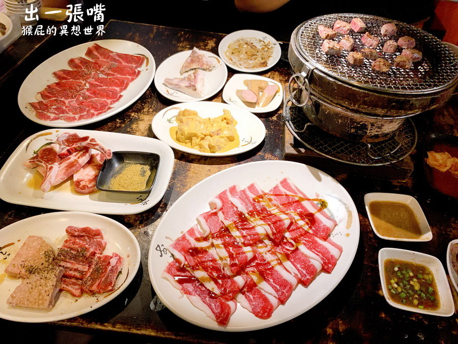 台中出一張嘴燒肉｜蝦子剝好殼超貼心，還有莫凡比冰淇淋、自製蜂蜜冰，一口酥超涮嘴！ @猴屁的異想世界