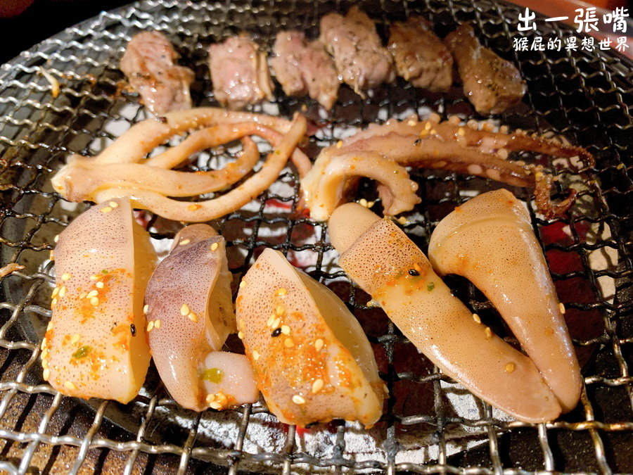 台中出一張嘴燒肉｜蝦子剝好殼超貼心，還有莫凡比冰淇淋、自製蜂蜜冰，一口酥超涮嘴！ @猴屁的異想世界