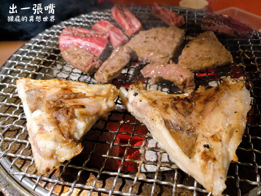 台中出一張嘴燒肉｜蝦子剝好殼超貼心，還有莫凡比冰淇淋、自製蜂蜜冰，一口酥超涮嘴！ @猴屁的異想世界