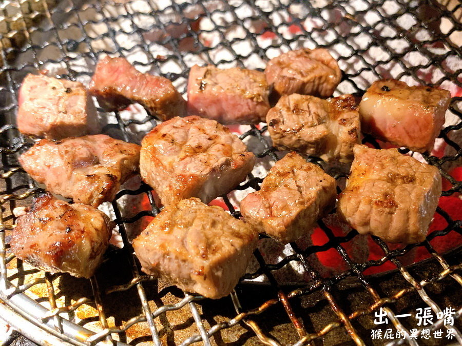 台中出一張嘴燒肉｜蝦子剝好殼超貼心，還有莫凡比冰淇淋、自製蜂蜜冰，一口酥超涮嘴！ @猴屁的異想世界