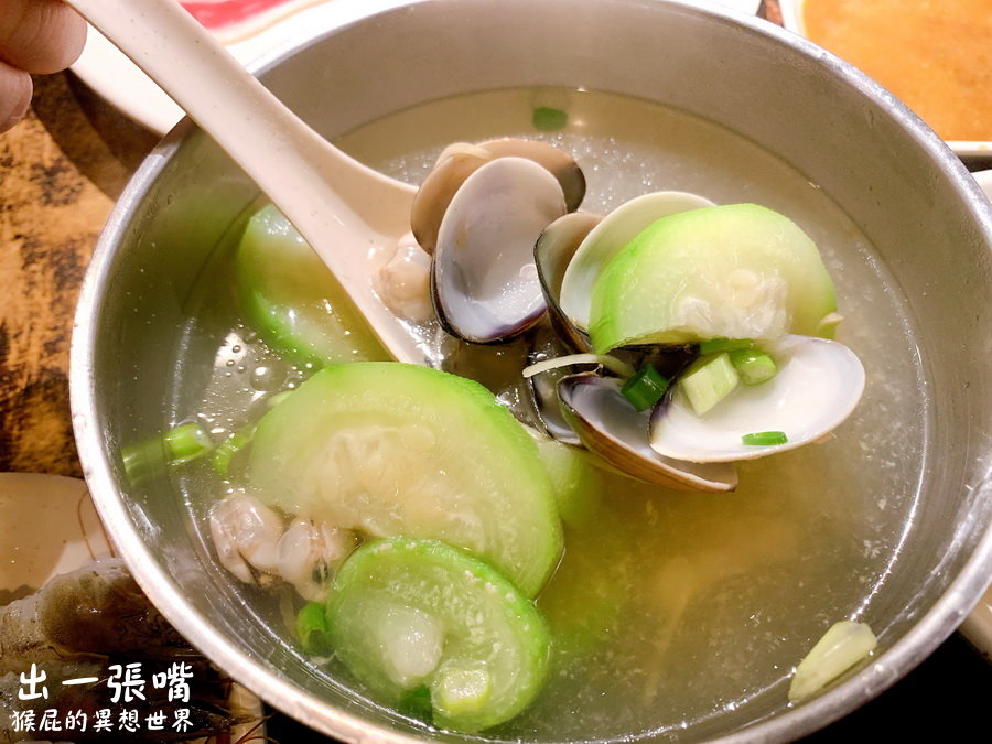 台中出一張嘴燒肉｜蝦子剝好殼超貼心，還有莫凡比冰淇淋、自製蜂蜜冰，一口酥超涮嘴！ @猴屁的異想世界